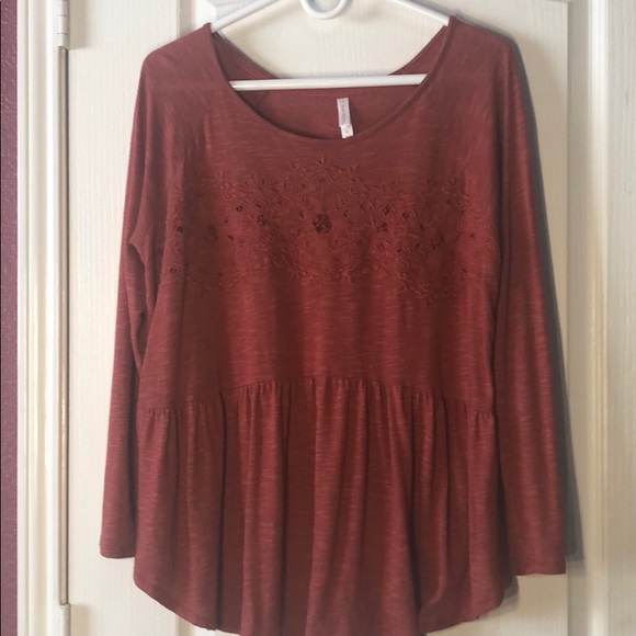 Xhilaration Tops - Xhilaration Peplum Top w Lace Detail